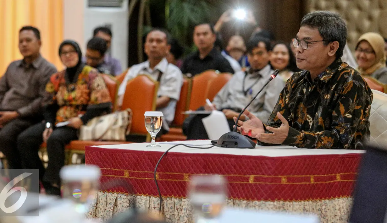 Calon pimpinan KPK Johan Budi memaparkan visi misinya saat sesi wawancara dengan pansel KPK di Gedung Setneg, Jakarta, Selasa (25/8/2015). Menurut Johan, narapidana kasus-kasus pelanggaran berat tidak perlu diberi remisi. (Liputan6.com/Faizal Fanani)