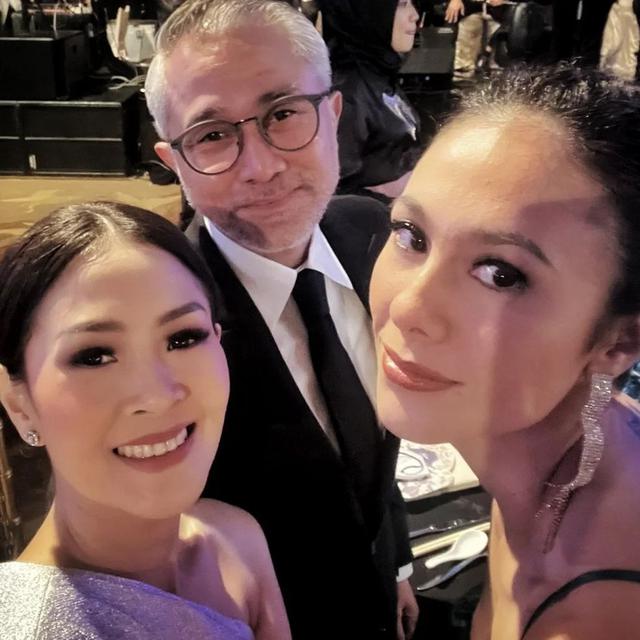 6 Potret Rekan Artis di Acara Resepsi Pernikahan Chelsea Islan dan Rob Clinton