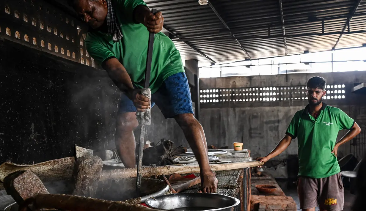 Koki katering menyiapkan hidangan bernama 'rebusan daging kambing Haleem' dalam peralatan besar untuk dijual kepada umat Muslim untuk berbuka puasa selama Ramadhan di Chennai (20/4/2022). Haleem adalah sajian favorit yang cukup populer, terutama saat bulan Ramadhan dan Muharram. (AFP/Arun Sankar)