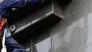 Aktivitas pekerja ketinggian di salah satu bagian gedung Pengadilan Negeri Jakarta Pusat, Rabu (18/11/2020). Kemenaker terus melakukan berbagai upaya menekan angka kecelakaan kerja, diantaranya peningkatan regulasi dan budaya Kesehatan dan Keselamatan Kerja (K3). (Liputan6.com/Helmi Fithriansyah)