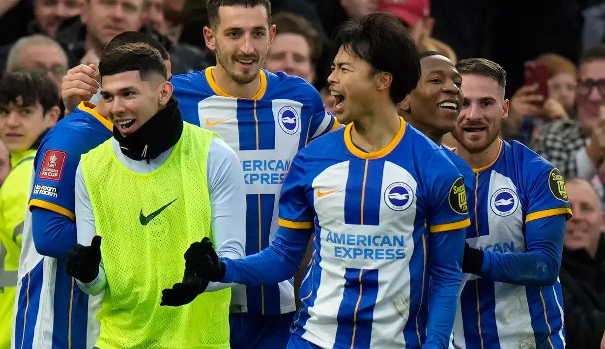Pemain Brighton and Hove Albion Kaoru Mitoma merayakan kemenangan atas Liverpool usai pertandingan sepak bola putaran keempat Piala FA di Stadion Falmer, Brighton, Inggris, 29 Januari 2023. Liverpool kalah 1-2 dan harus tersingkir dari Piala FA. (AP Photo/Alastair Grant)