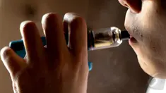 Seorang pengguna memakai vape di kawasan Jakarta, Selasa (19/5/2015). Kementerian Perdagangan (Kemendag) akan segera mengeluarkan aturan mengenai larangan impor maupun penjualan rokok elektrik. (Liputan6.com/Faizal Fanani)