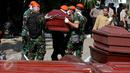 Sejumlah petugas menggotong peti mati di RSUP Haji Adam Malik, Medan, Sumatera utara, Kamis (2/7/2015). Setelah menjalani pemeriksaan dan teridentifikasi, jenazah korban Hercules C-130 akan dipulangkan ke keluarga korban. (Liputan6.com/Johan Tallo)