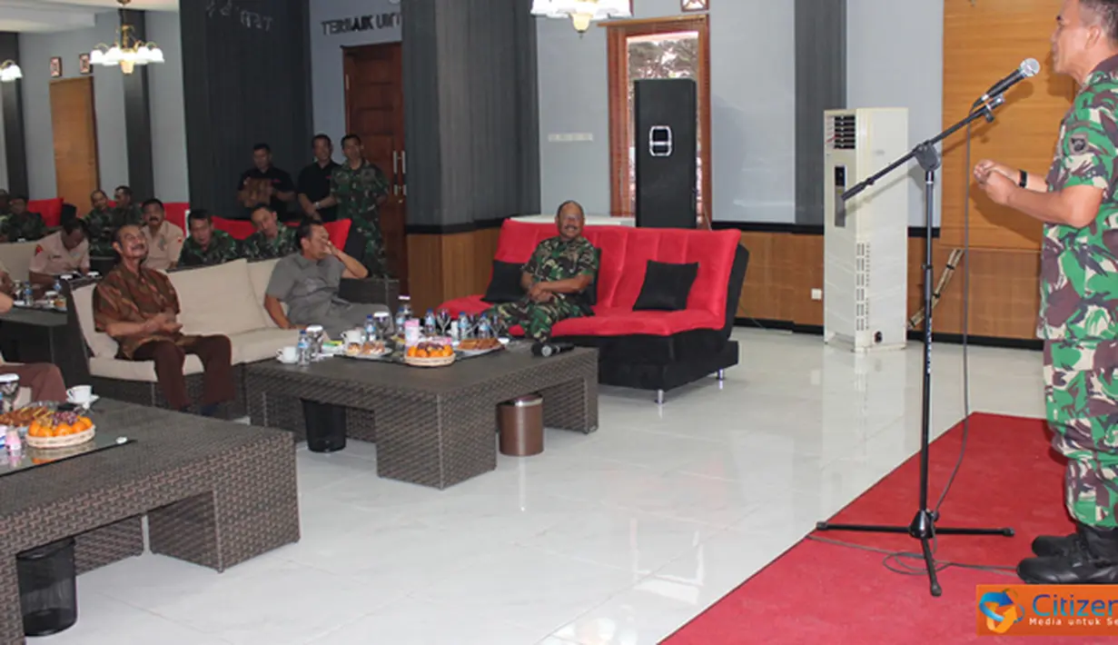 Citizen6, Surabaya: Komandan Korps Marinir Mayjen TNI (Mar) A. Faridz Washington bersilahturami dengan 33 Purnawirawan Marinir yang diketuai oleh Mayjen TNI (Mar) Purn. Soenarko G.A pada, Selasa (09/10). (Pengirim: Diyat Akmal)