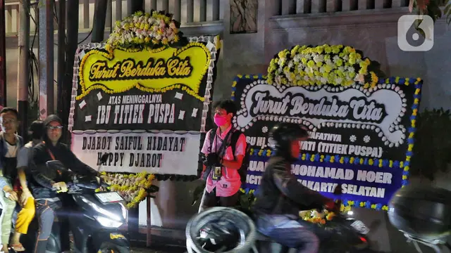 Deretan Karangan Bunga Penuhi Sepanjang Jalan Rumah Duka Penyanyi Legendaris Titiek Puspa