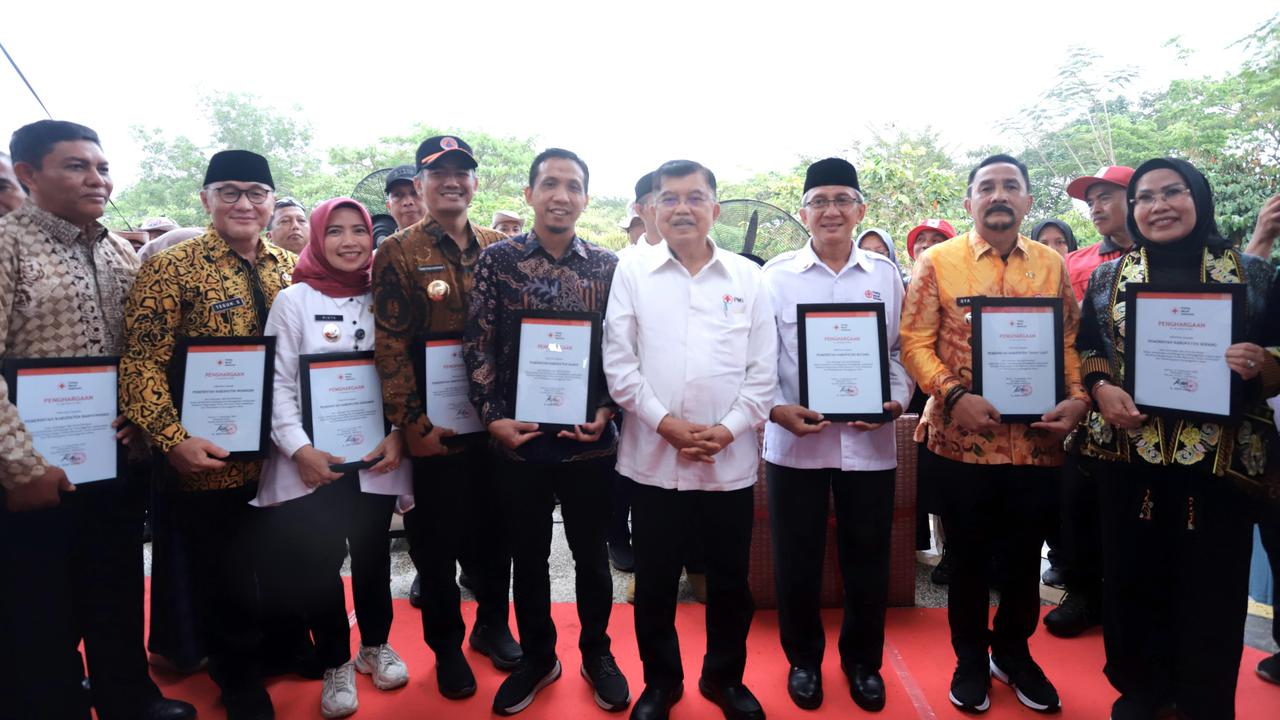 Jusuf Kalla Beri Penghargaan ke Kepala Daerah Peduli PMI. (Selasa, 24/09/2024). (Pemkab Serang).