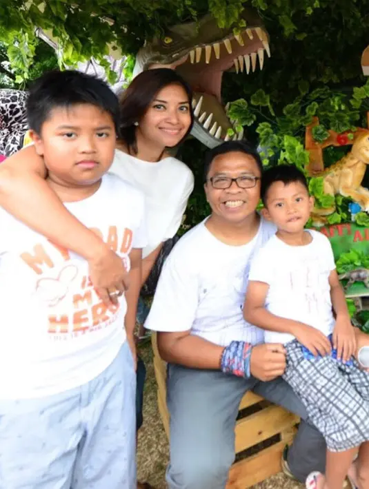 Pasangan Oon Project Pop dan Dessy Rosalianita atau biasa disapa Ocha bertemu pertama kali di Bandung. Saat Project Pop sedang membuat video klip lagu 'Dangdut is the Music of My Country' tahun 2003. (dok. Pribadi)