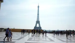 19 Oktober 1901: Catat Sejarah, Pilot Brasil Sukses Kelilingi Menara Eiffel Pakai Balon Udara