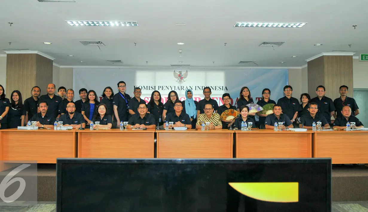 Jajaran petinggi SCTV berfoto bersama sebelum Evaluasi Dengan Pendapat di KPID, Jakarta, Senin (16/5). EDP bertujuan memberi penilaian terhadap rencana program siaran pengelola televisi. (Liputan6.com/Yoppy Renato)
