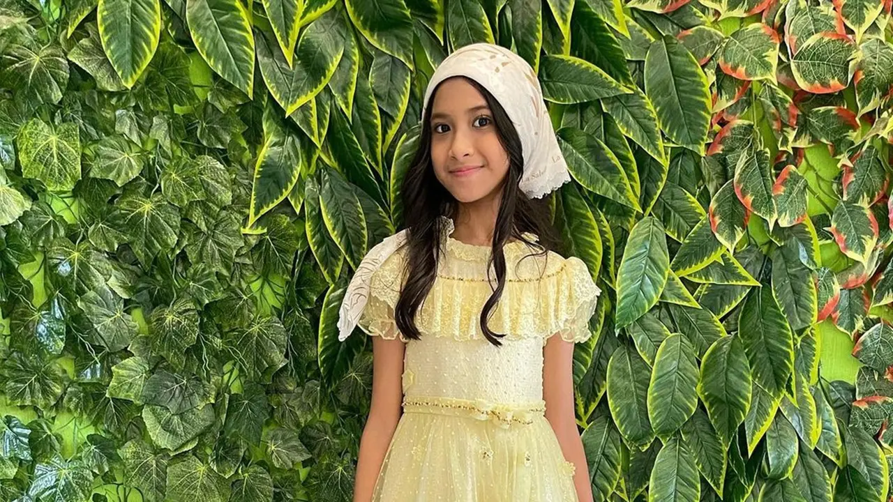 Gaya Quinn Salman dengan Busana Colorful, Ceria Banget