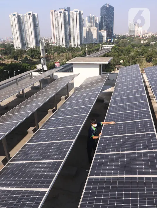 Pekerja melakukan pengecekan panel surya di atas gedung di kawasan Jakarta, Senin (31/8/2020). Pemerintah tengah menyiapkan peraturan presiden terkait energi baru terbarukan dan konservasi energi agar target 23 persen bauran energi di Indonesia bisa tercapai pada 2045. (Liputan6.com/Angga Yuniar)