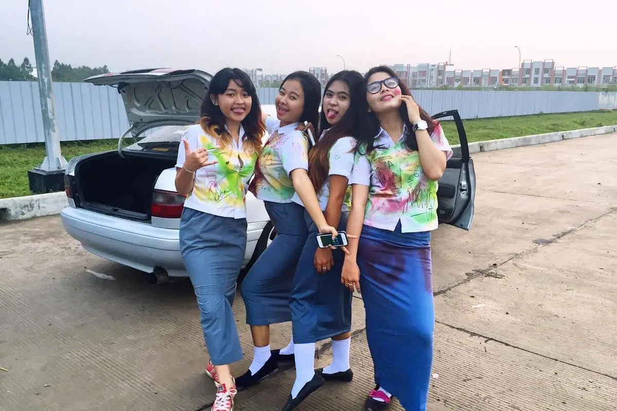 [Bintang] 4 Cara Cewek Rayakan Kelulusan Ujian Nasional, Kamu Ngapain?