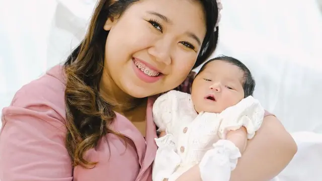 Potret Kiky Saputri gendong anak pertama. (credit:instagram.com/kikysaputrii/nafaspertama)