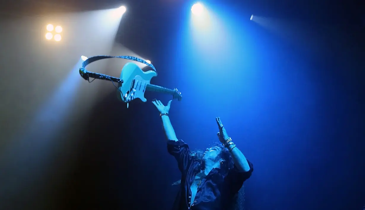 Di atas panggung, Yngwie Malmsteen menarik ratusan pasang mata yang hadir di Gneration Axe malam itu dengan atraksi melempar-lempar gitarnya. Ia pun terkenal juga dengan bermacam-macam instrument musiknya. (Bambang E. Ros/Bintang.com)