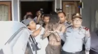 VIDEO: Gagal Intip Orang Mandi, Pemuda Ini Malah Tercebur Got 