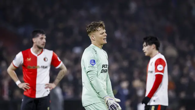 Ronald Koeman Jr (Tengah)