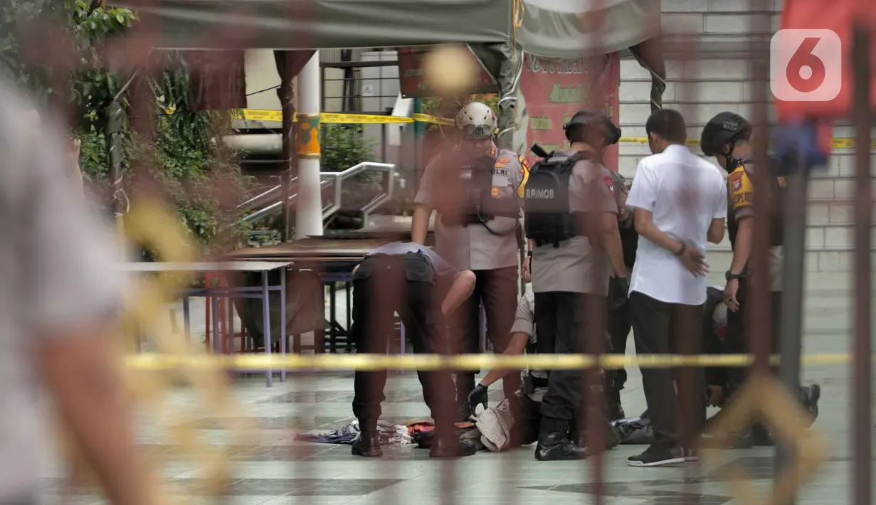 Anggota Gegana Brimob Polda Metro Jaya memeriksa sebuah tas  mencurigakan yang ditemukan di pelataran Masjid Agung Sunda Kelapa, Menteng, Jakarta Pusat, Selasa (31/12/2019).  Setelah dilakukan pengecekan, tas ransel itu ternyata berisi baju-baju. (Liputan6.com/Faizal Fanani)