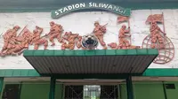 Pintu masuk utama ke dalam Stadion Siliwangi. (Bola.com/Muhammad Faqih)