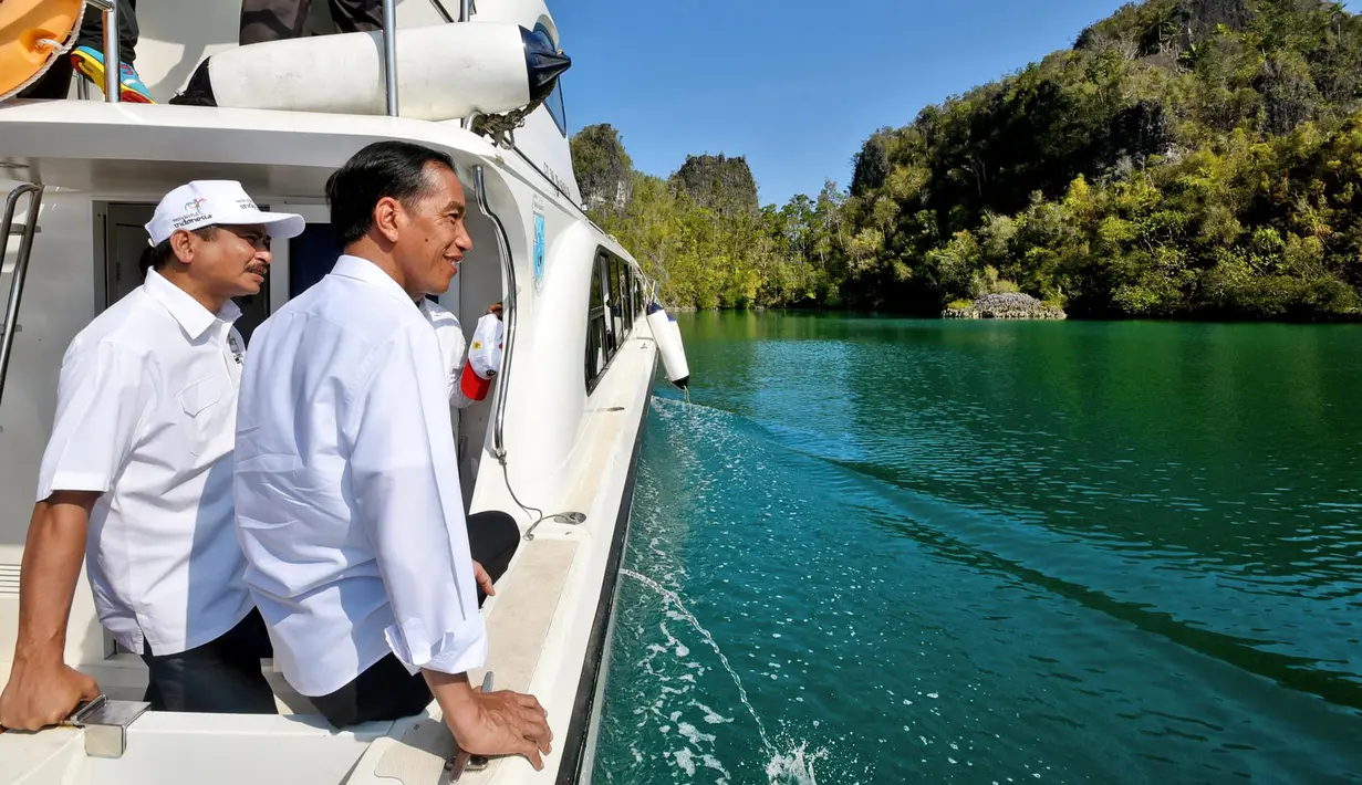 Presiden Joko Widodo (kanan) bersama Menpar Arief Yahya menyusuri kawasan wisata Raja Ampat dalam rangkaian kunjungannya ke Papua Barat, Jumat (1/1/2016). (Setpres-Agus Suparto)
