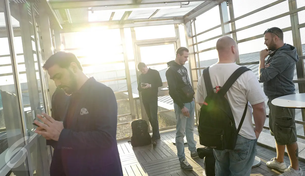 Calon penumpang menunggu jadwal keberangkatan di Bandara Internasional Ataturk, Istanbul, Rabu (19/4). Bandara Ataturk memfasilitasi lebih dari 80 maskapai untuk melayani penerbangan non-stop ke 254 kota di seluruh dunia. (Liputan6.com/Immanuel Antonius)