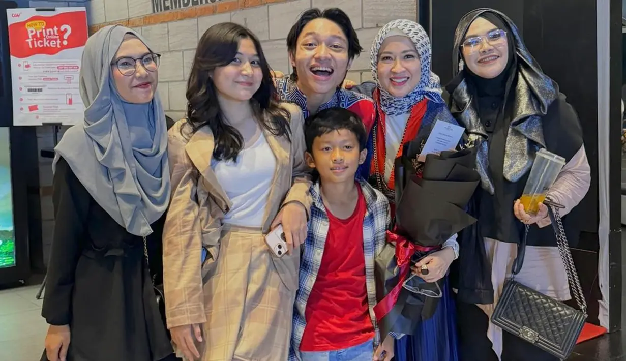 Sebagai ibu yang melihat perjuangan sang anak dalam menjalani proses syuting film tersebut, Okie mengungkapkan bahwa badan Kiesha yang luka-luka dan suara yang hampir habis itu menjadi tak sia-sia karena hasil filmnya yang sangat keren. (Liputan6.com/IG/@okieagustina_)