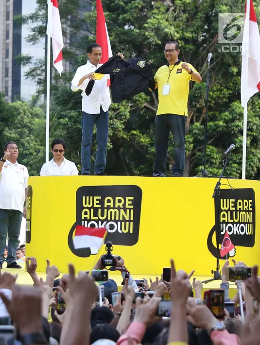 Capres nomor urut 01, Joko Widodo (kiri) menerima jaket dukungan saat menghadiri Deklarasi Alumni UI untuk Jokowi-Amin di Plaza Tenggara GBK Jakarta, Sabtu (12/1). Deklarasi dihadiri perwakilan berbagai kampus. (Liputan6.com/Helmi Fithriansyah)