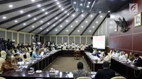 Suasana Rapat Gabugan MPR RI di Kompleks Parlemen, Jakarta, Rabu (21/3). Rapat yang dihadiri Ketua-Ketua Fraksi MPR dan Pimpinan MPR membahas tentang Pembahasan Tindak Lanjut UU no. 2/2018. (Liputan6.com/JohanTallo)