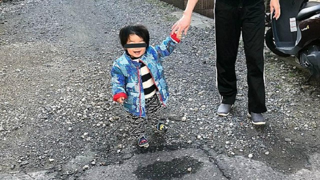 AGEN BANDARQ - Bocah Jepang Terlihat Melayang Tanpa Kaki di Foto, Ternyata...