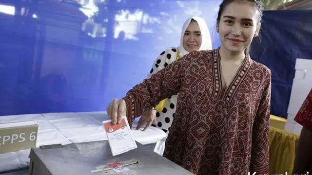 Coblos Ke TPS Bareng Keluarga, Begini Aksi Ayu Ting Ting Saat Pilkada 2018