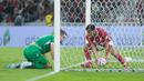 Pemain Liga Indonesia All Star, Eksel Runtukahu, mencetak gol ke gawang Oxford United dalam laga pembuka turnamen Piala Presiden 2025 di Stadion Utama Gelora Bung Karno (SUGBK), Minggu (6/7/2025) malam. (Bola.com/M Iqbal Ichsan)