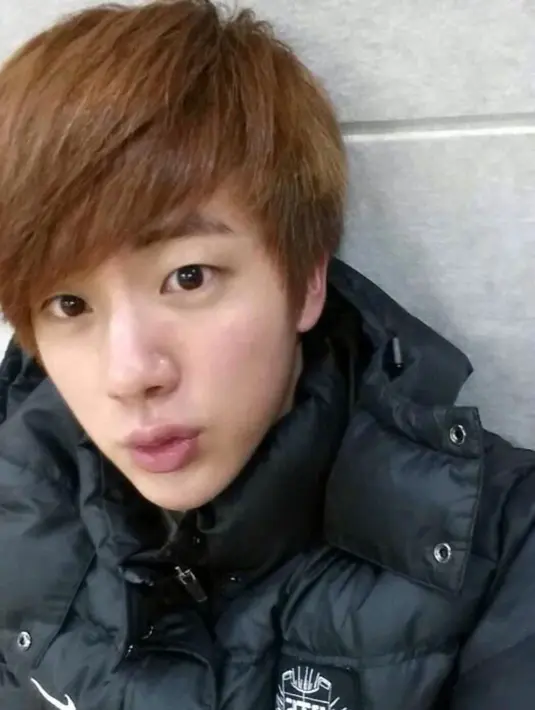 Jin BTS selalu terlihat tampan dalam berbagai kesempatan. Meskipun tak mengenakan makeup, ia masih terlihat imut dan menggemaskan. (Foto: Koreaboo.com)