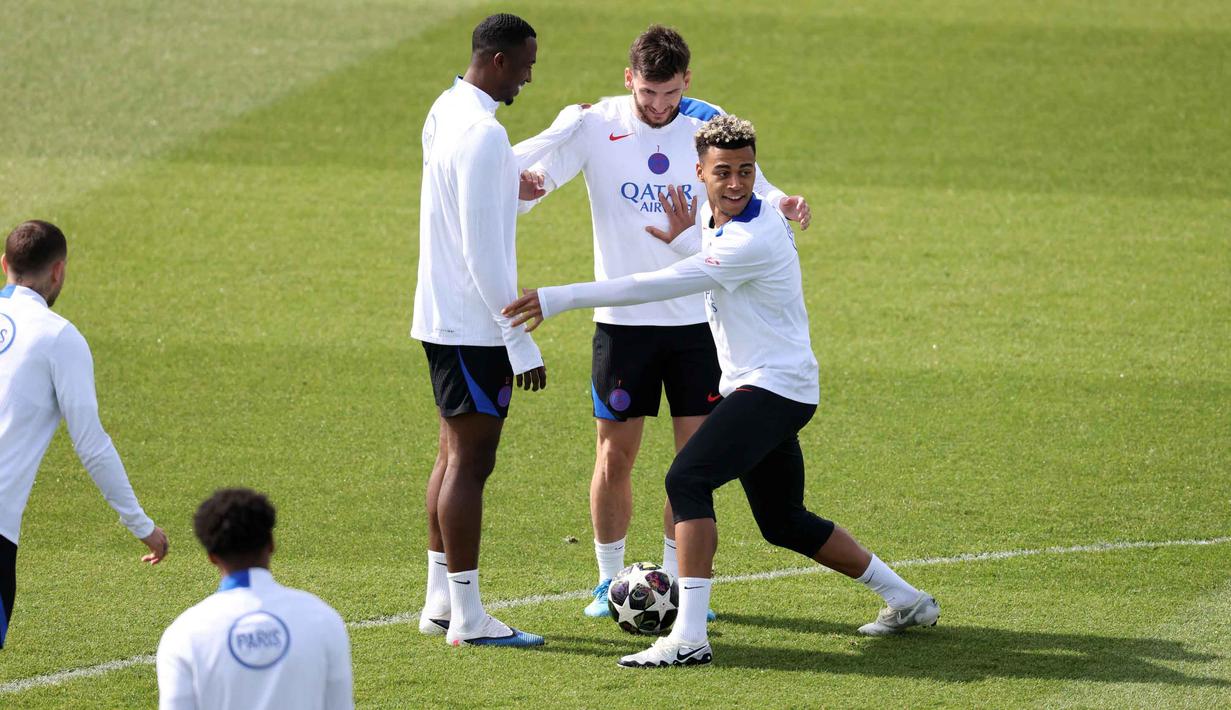Bek Paris Saint-Germain asal Ekuador, Willian Pacho, penyerang Paris Saint-Germain asal Georgia, Khvicha Kvaratskhelia, dan gelandang Paris Saint-Germain asal Prancis, Desire Doue (kiri ke kanan) saat mengikuti sesi latihan klub sebelum pertandingan leg pertama semifinal Liga Champions 2025/2026 melawan klub Jerman, Bayern Muenchen, di PSG Campus, Poissy, Barat Laut Paris, pada Senin 27 April 2026. (FRANCK FIFE/AFP)