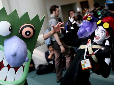 Dua pehobi mengenakan kostum karakter tokoh imajinasi saat Comic-Con International 2015 di San Diego, Kalifornia, Kamis (9/7/2015). Comic-Con International adalah hiburan multigenre dan konvensi komik yang diadakan setiap tahun. (REUTERS/Sandy Huffaker)