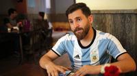 Riza Perestes, warga asal Iran, yang memiliki kemiripan wajah seperti bintang Barcelona, Lionel Messi. (MEHR Newsagency/Mohammad Khodabakhsh). 