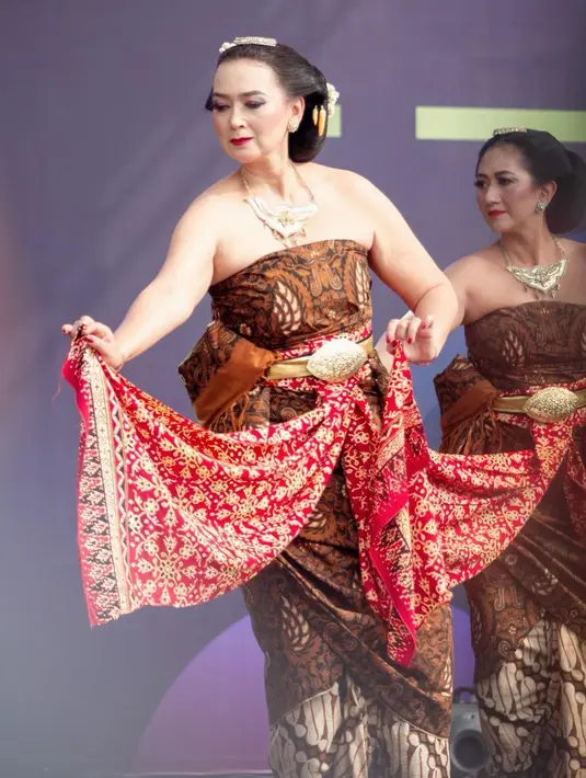 "Sejak kecil aku senang menari…☺️ di Jerman, aku belajar balet..karir filmku pun, diawali krn aku menari utk mas Guruh dlm pagelaran “Cinta Indonesia”,dan disitu ada produser yg sdg menonton, yg kemudian mengajakku bermain film…," tulis Ira Wibowo. [Instagram/irawbw]