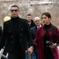 Pemain Juventus Cristiano Ronaldo menggandeng kekasihnya Georgina Rodriguez saat tiba di pengadilan di Kota Madrid, Spanyol, Selasa (22/1). Ronaldo mengikuti sidang dugaan penggelapan pajak. (AP Photo/Manu Fernandez)