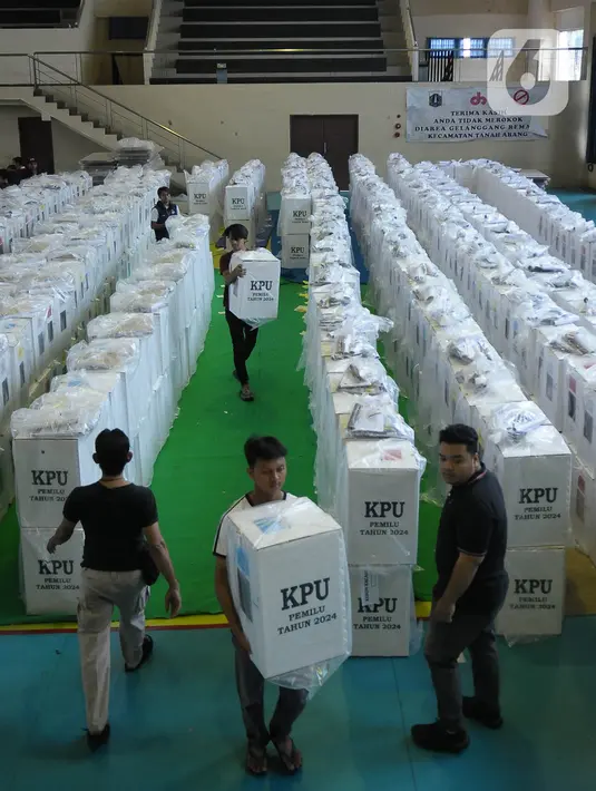 Sejumlah pihak terkait terus mematangkan persiapan menjelang pemungutan suara pemilu pada 14 Februari 2024. (merdeka.com/Imam Buhori)
