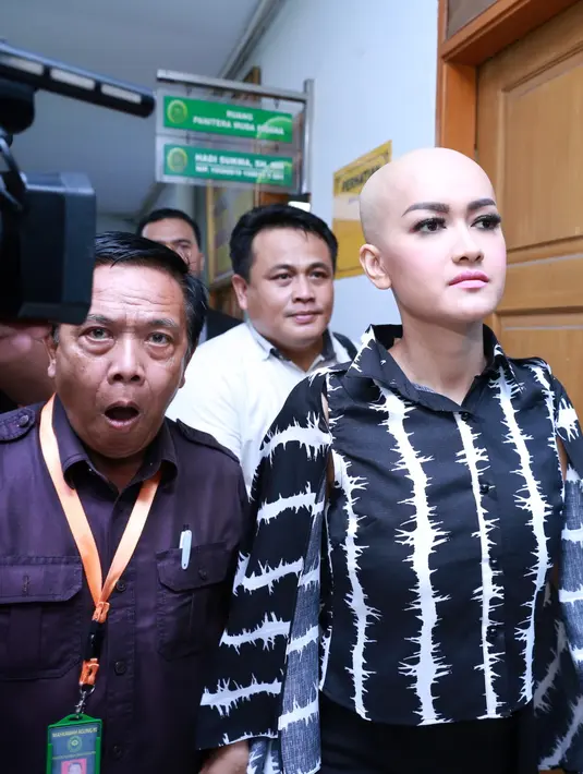 Jupe saat sidang perdana, mengatakan bahwa Gaston tidak mau mengakhiri rumah tangganya. Tapi sampai mediasi kedua belum juga hadir. (Adrian Putra/Bintang.com)