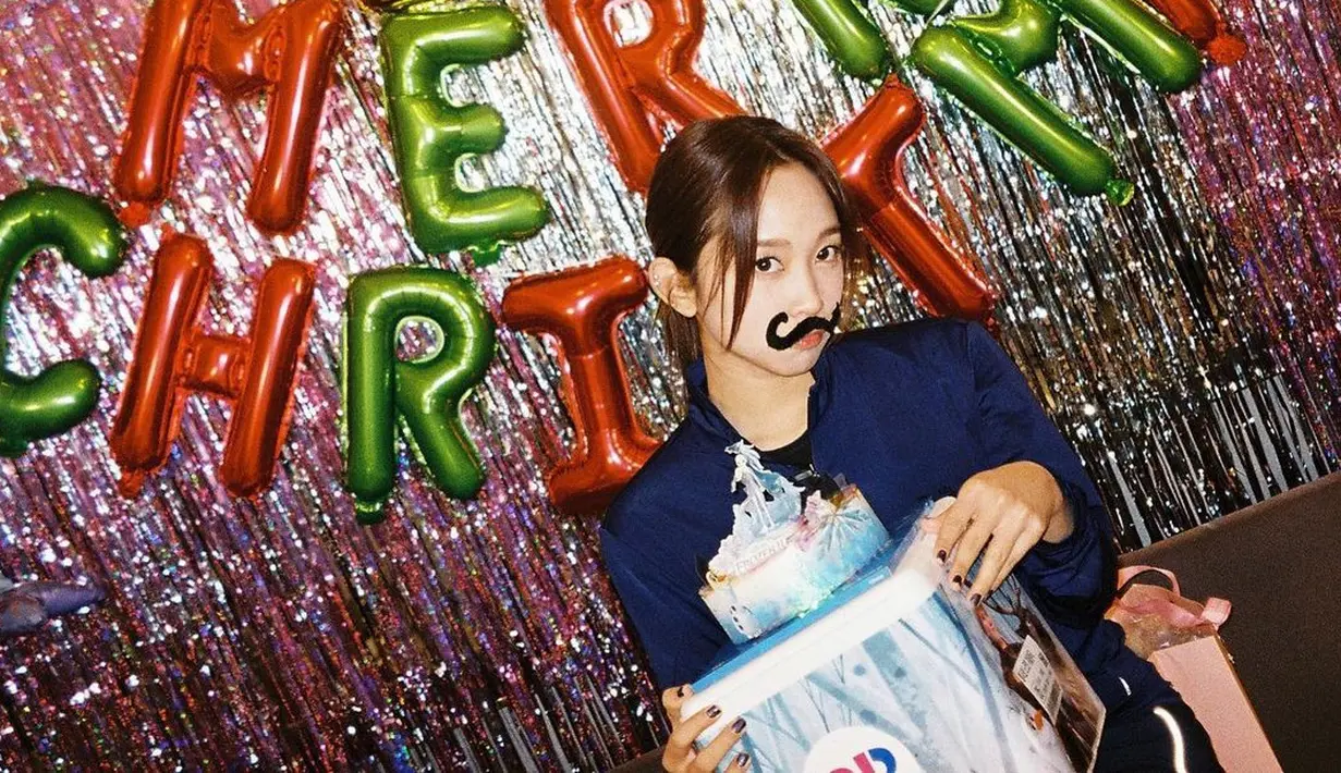 Di momen perayaan hari Natal, para member Secret Number berkumpul termasuk Dita Karang yang terlihat mengikat rambutnya dan mengenakan aksesori berupa tempelan kumis. Ia juga terlihat mengenakan atasan blouse biru navy polos. Foto: Instagram.