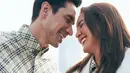 Selama 19 tahun menikah, romantisme Donna Agnesia dan Darius Sinathrya seolah tidak luntur. Selain selalu terlihat kompak, keduanya terlihat serasi dalam busana kasual dan formal [@dagnesia]