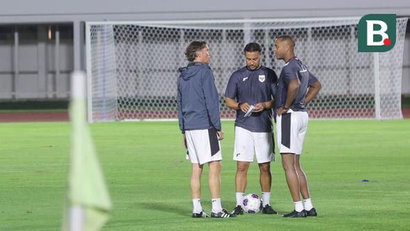 Sang pelatih, Patrick Kluivert pun berbicara mengenai kemungkinan untuk mencadangkan Maarten Paes dan memberikan kesempatan kepada Emil Audero Mulyadi saat melawan Bahrain nanti. (Bola.com/M Iqbal Ichsan)