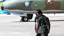 Untuk diketahui, Tentara Nasional Indonesia (TNI) mengerahkan 18 unit pesawat, termasuk Airbus A400M, Lockheed C-130 Hercules, Cassa NC212i, dan Cessna Caravan. Tampak dalam foto, personel TNI membawa generator sebelum mengantarkan bantuan kepada korban banjir di Pangkalan Tentara Nasional Indonesia (TNI) Angkatan Udara (AU) di Blang Bintang, Provinsi Aceh, pada Minggu 7 Desember 2025. (Chaideer MAHYUDDIN/AFP)