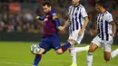 Striker Barcelona, Lionel Messi, melepaskan tendangan ke gawang Real Valladolid pada laga La Liga 2019 di Stadion Camp Nou, Selasa (29/10). Barcelona menang 5-1 atas Real Valladolid. (AP/Joan Monfort)