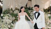 Aktris Thailand Mai Davika Resmi Menikahi Pacar 7 Tahunnya, Anggun Bergaun Pengantin yang Roknya Bisa Dilepas Pasang