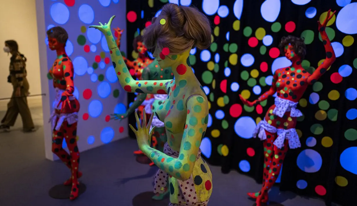 Sebuah kreasi ulang dari pameran "Love Room" karya seniman kontemporer Jepang Yayoi Kusama tahun 1967 ditampilkan dalam pameran Yayoi Kusama: A Retrospective di Atrium Martin Gropius Bau, Berlin, Jerman, Selasa (19/5/2021). (John MACDOUGALL/AFP)