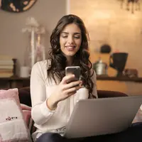 Ilustrasi Menggunakan Ponsel Credit: pexels.com/Andrea