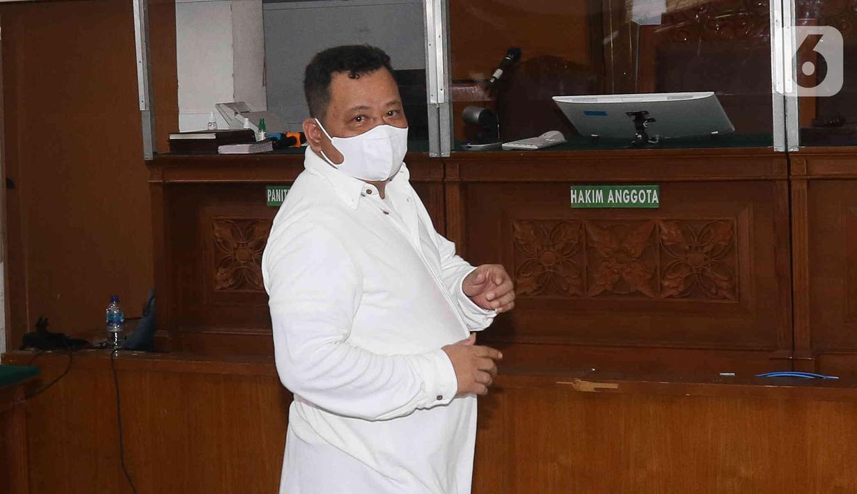 Terdakwa kasus dugaan pembunuhan berencana Brigadir Yosua, Kuat Ma'ruf bersiap mengikuti sidang lanjutan di PN Jakarta Selatan,Selasa (14/2/2023). Sidang tersebut beragenda pembacaan vonis oleh majelis hakim. (Liputan6.com/Herman Zakharia)