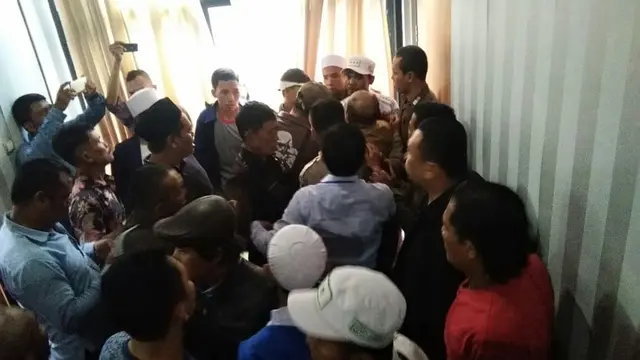 Anggota DPRD Karawang Dikeroyok Massa Gara-Gara Meme Amien Rais