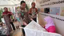 Menteri Perindustrian, Saleh Husin (dua kanan) menyaksikan Pengrajin Batik Tulis dari Kampoeng BNI Lasem, Jawa Tengah saat membuat batik tulis dalam Peringatan Hari Batik Nasional di Museum Tekstil, Jakarta, Jumat (2/10/2015). (Liputan6.com/Angga Yuniar)