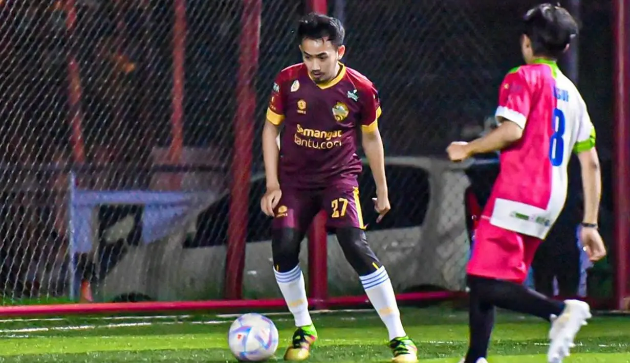 Jika biasanya ia terlihat bersahaja dengan peci dan baju koko, kali ini suami Jihan Salsabila terlihat berbeda. Ustaz Syam sedikit terlihat gahar dengan jersey sepak bola, apalagi saat merebut bola dari kaki lawan. Pandangannya begitu fokus mengintai bola. (Liputan6.com/IG/@syam_elmarusy)